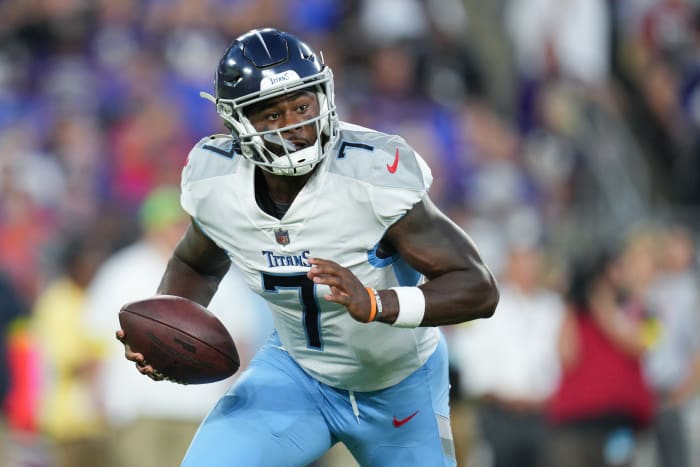 Tennessee Titans quarterback Malik Willis (7) looks to pass during the first quarter of a preseason game against the Baltimore Ravens at M&T Bank Stadium.